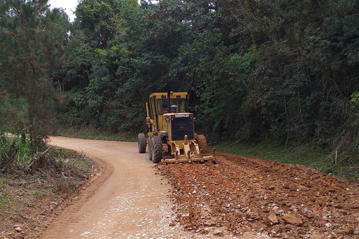 Rodovia de Doutor Ulysses recebe serviços de conservação; investimento é de R$ 2,9 milhões